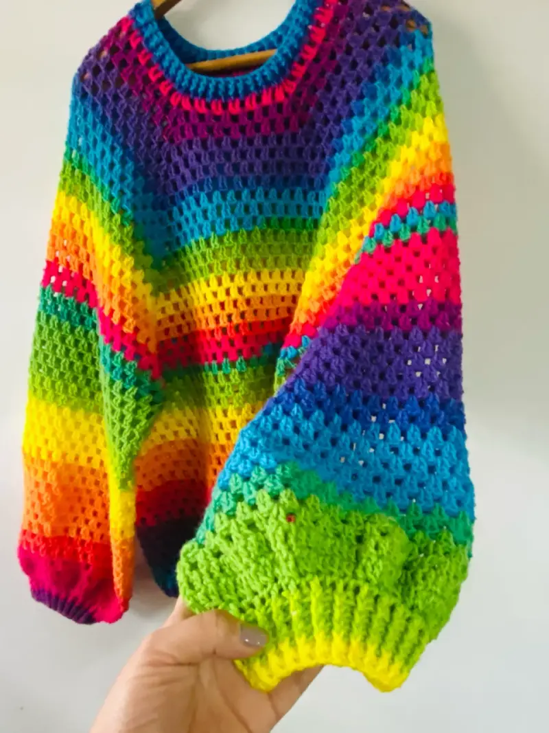 Suéter de crochet arcoíris colorido - 2