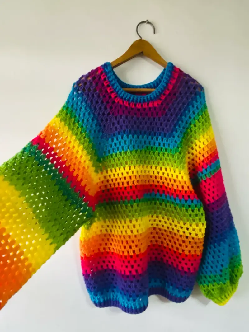 Suéter de crochet arcoíris colorido - 3
