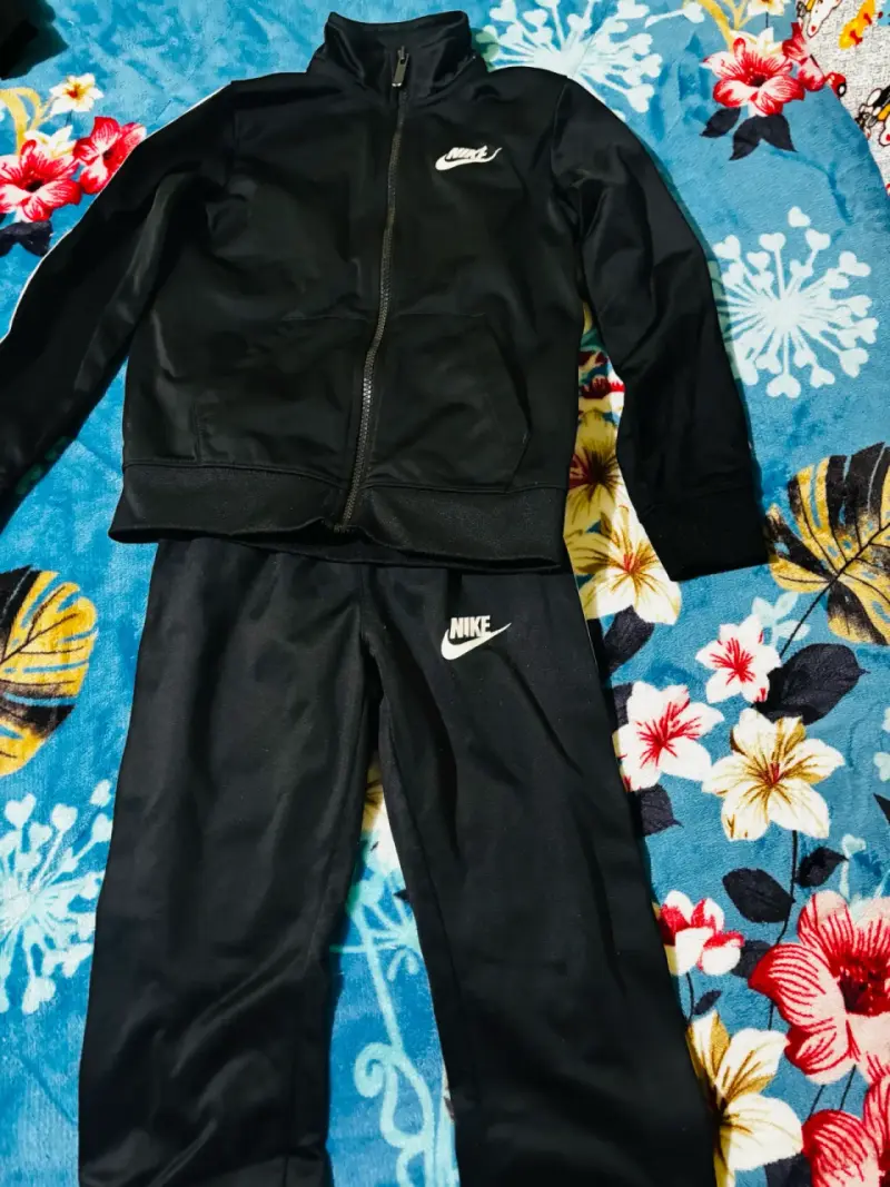 Conjunto deportivo negro Nike para niños