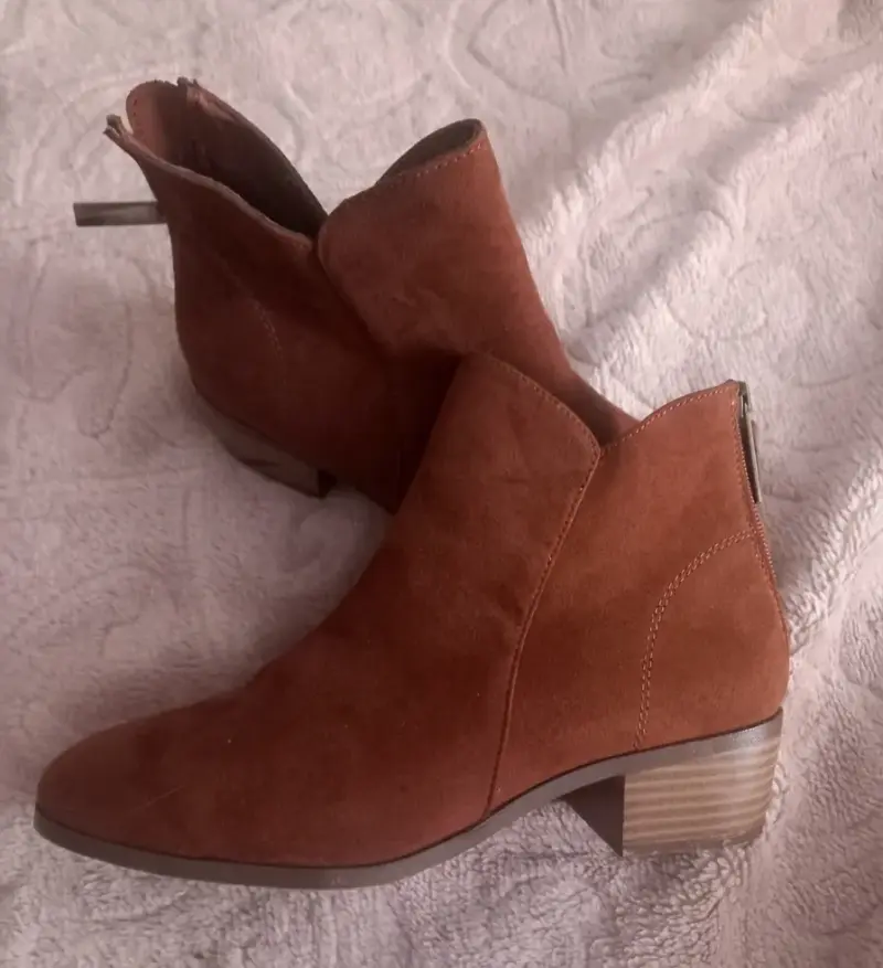 Botines de gamuza marrón con tacón bajo