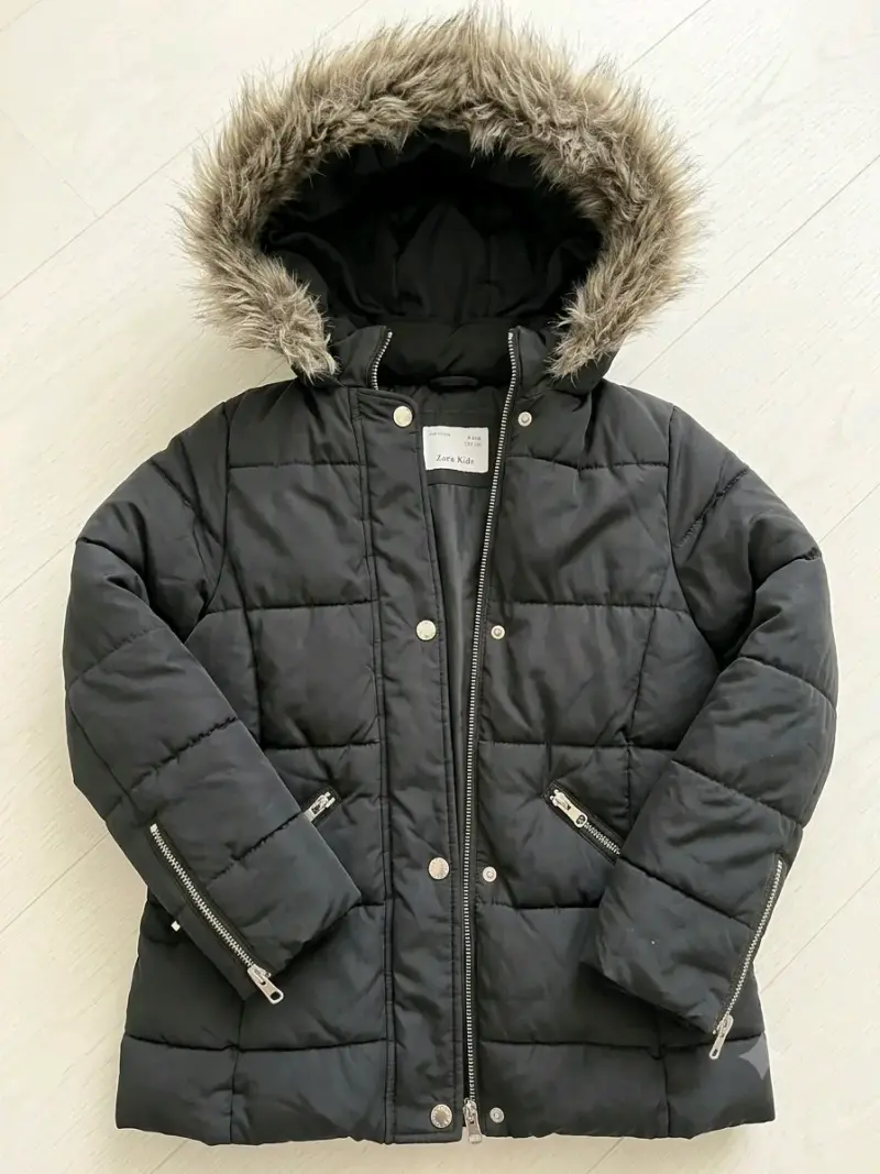 Chaqueta acolchada para niña con capucha de pelo