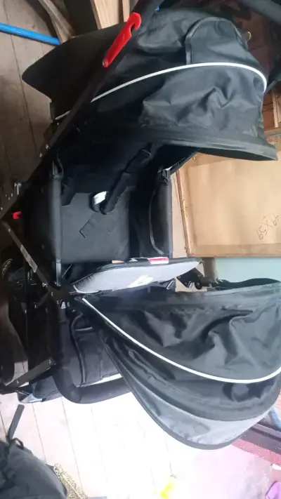 Coche doble para bebé negro con capota - miniatura 1