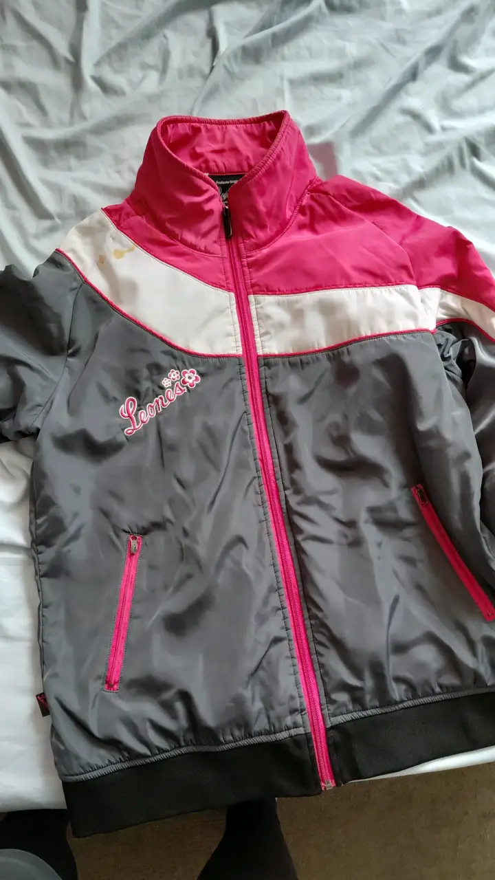 Chaqueta deportiva gris y fucsia Leones