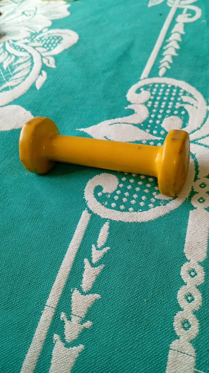 Mancuerna amarilla de 0.5 kg para ejercicio - 1