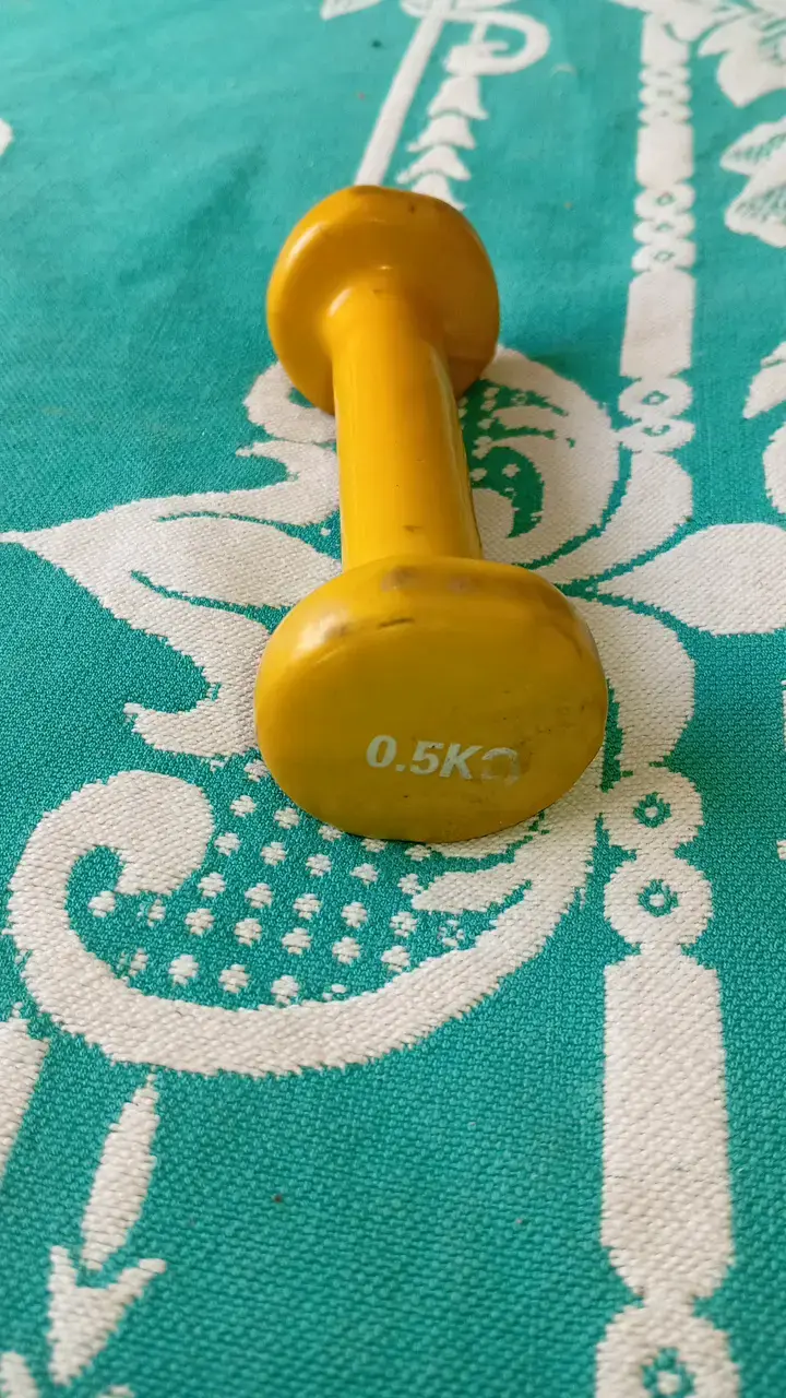 Mancuerna amarilla de 0.5 kg para ejercicio - 2