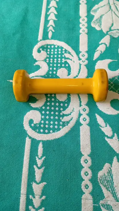 Mancuerna amarilla de 0.5 kg para ejercicio - miniatura 3