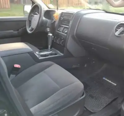 Ford Explorer XLT 4x2 en excelente estado. 4.0 lt - miniatura 4