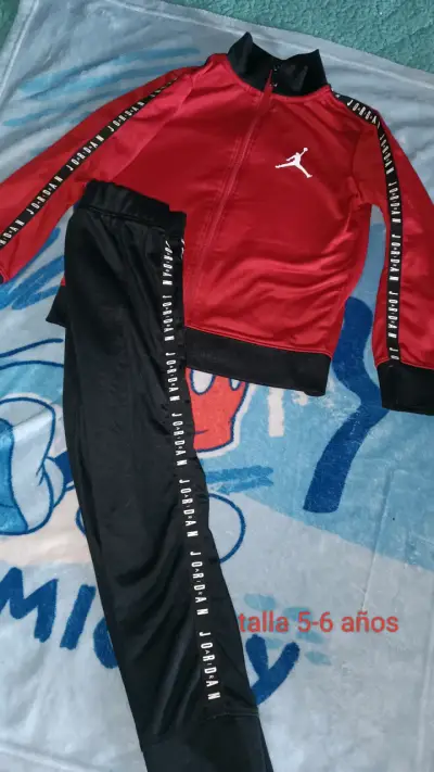 Conjunto deportivo infantil Jordan rojo y negro - miniatura 1