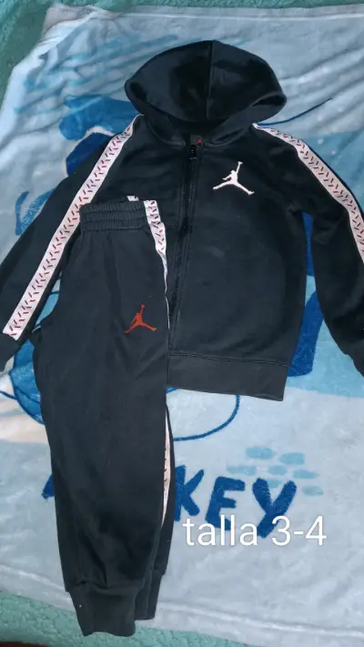 Conjunto deportivo infantil Jordan rojo y negro - miniatura 2