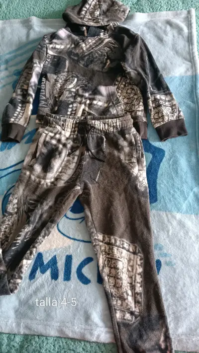Conjunto deportivo infantil Jordan rojo y negro - miniatura 3