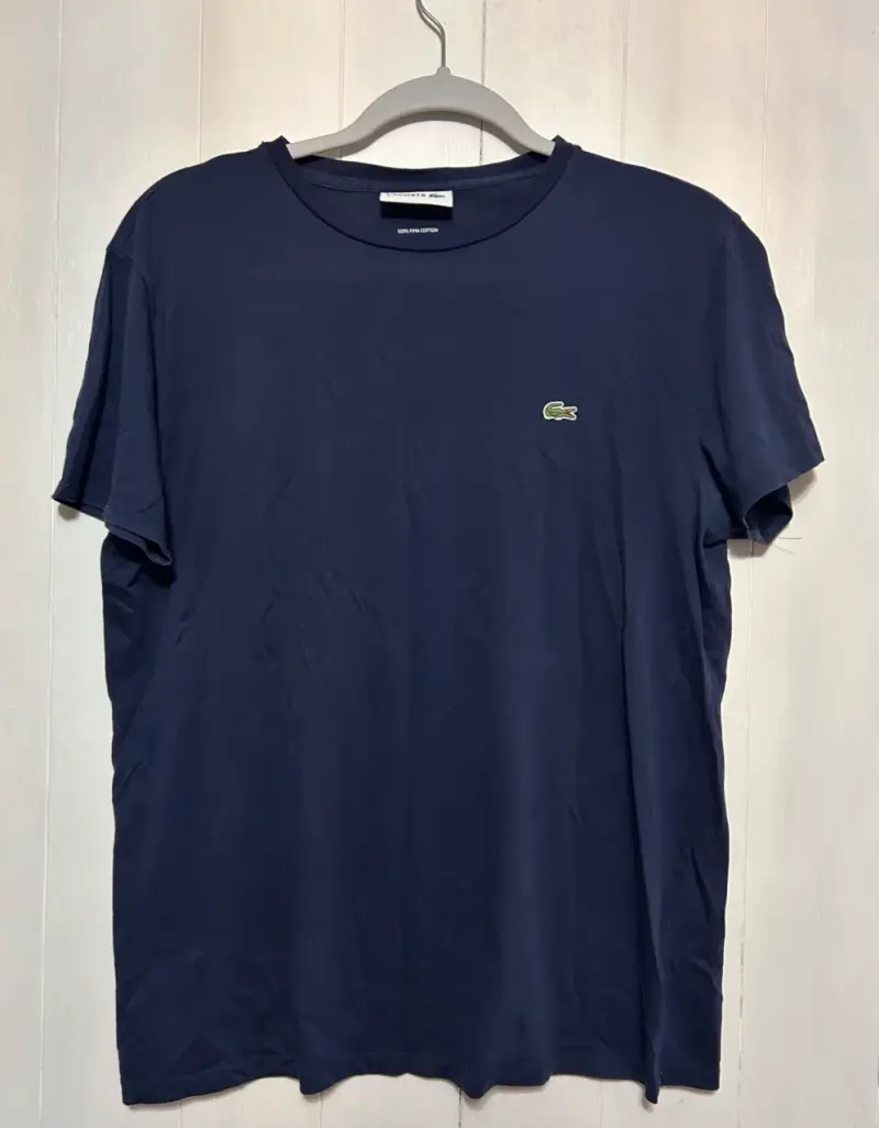 Polera azul marino Lacoste.