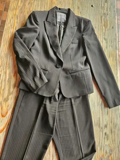 Traje de mujer a rayas formal - miniatura 6