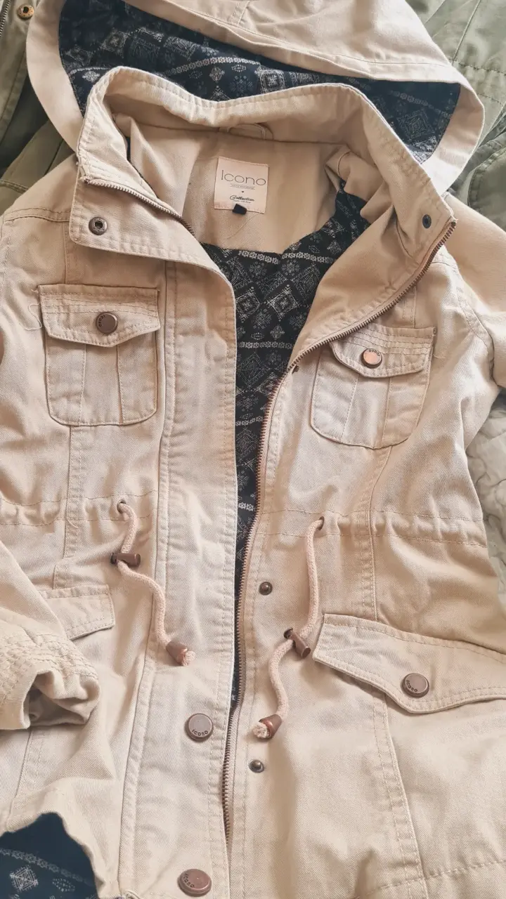 Chaqueta beige con capucha Icono