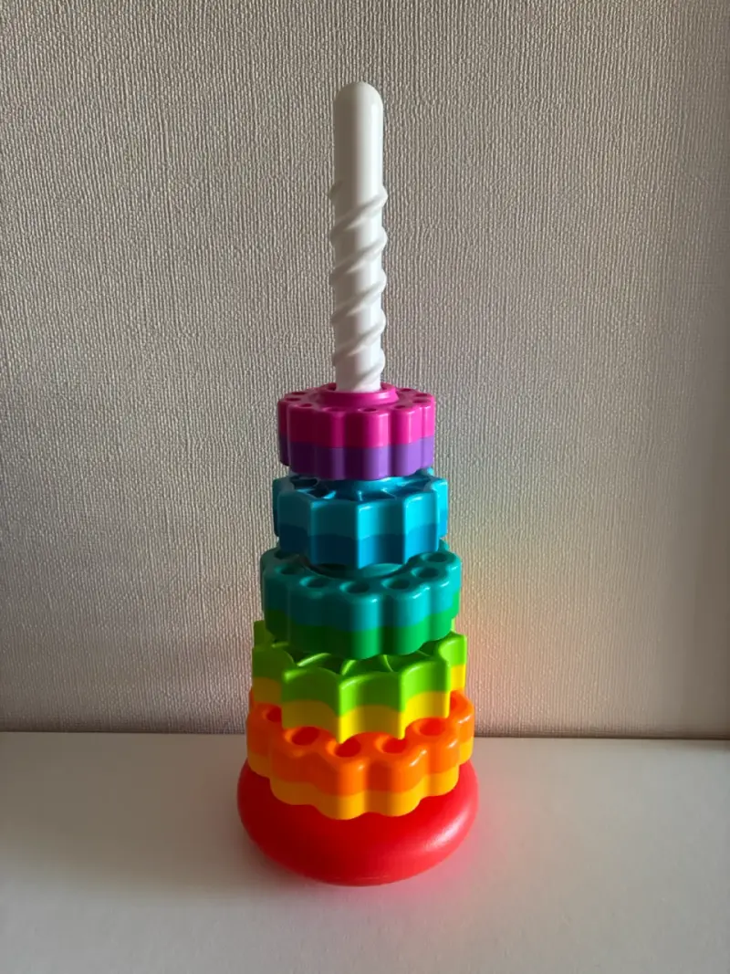 Torre de anillos apilables de colores