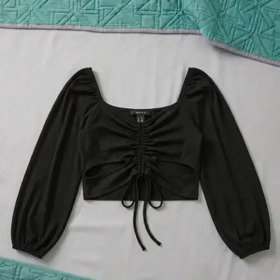 Top negro con mangas largas y fruncido - miniatura 1