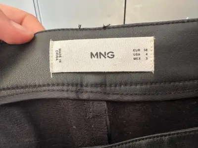 Pantalones de cuero sintético negros MNG - miniatura 4