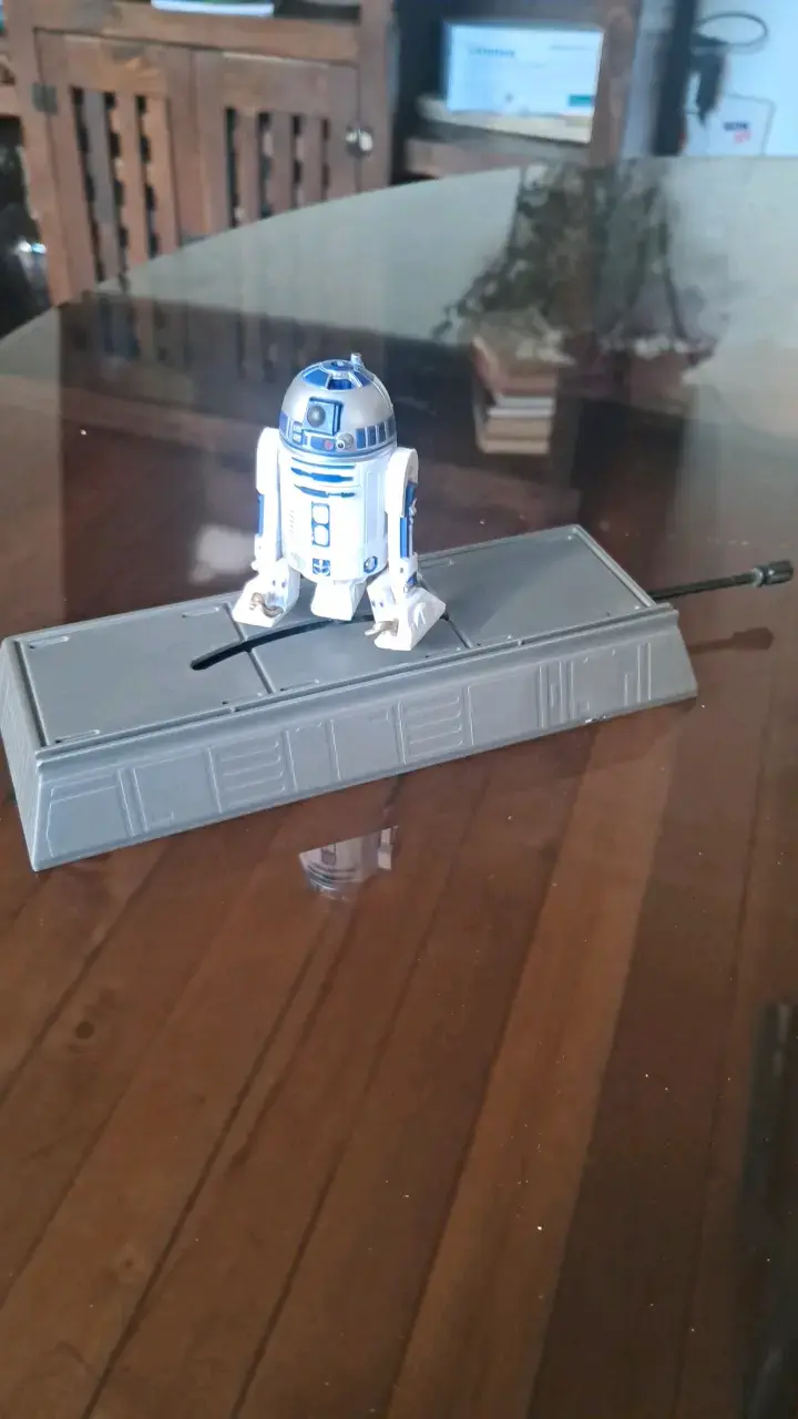 Figura de colección R2-D2 con base - 1