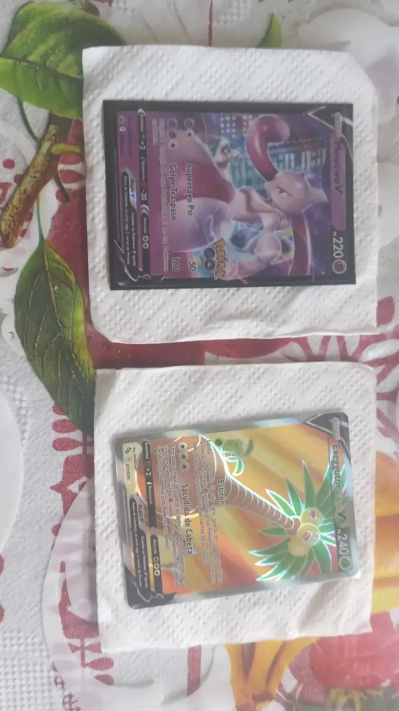 Cartas Pokémon Mewtwo V y Exeggutor V