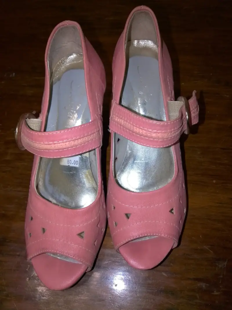 Zapatos de tacón rosados con diseño calado - 1