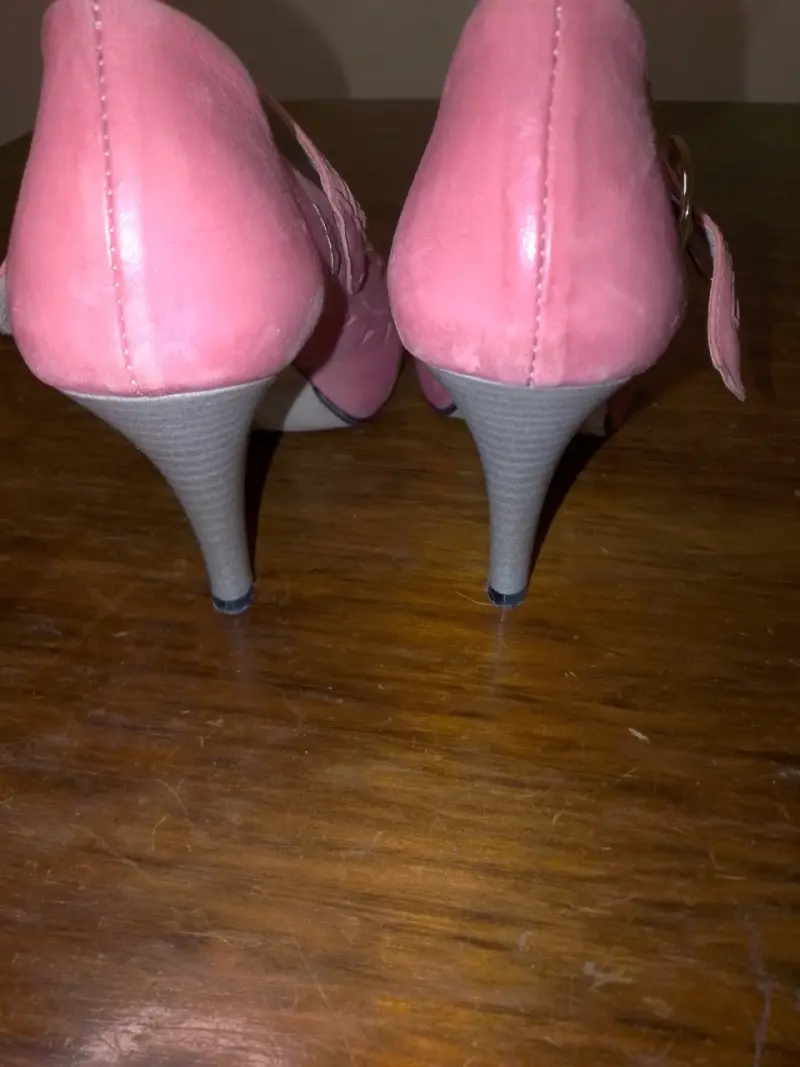Zapatos de tacón rosados con diseño calado - 2