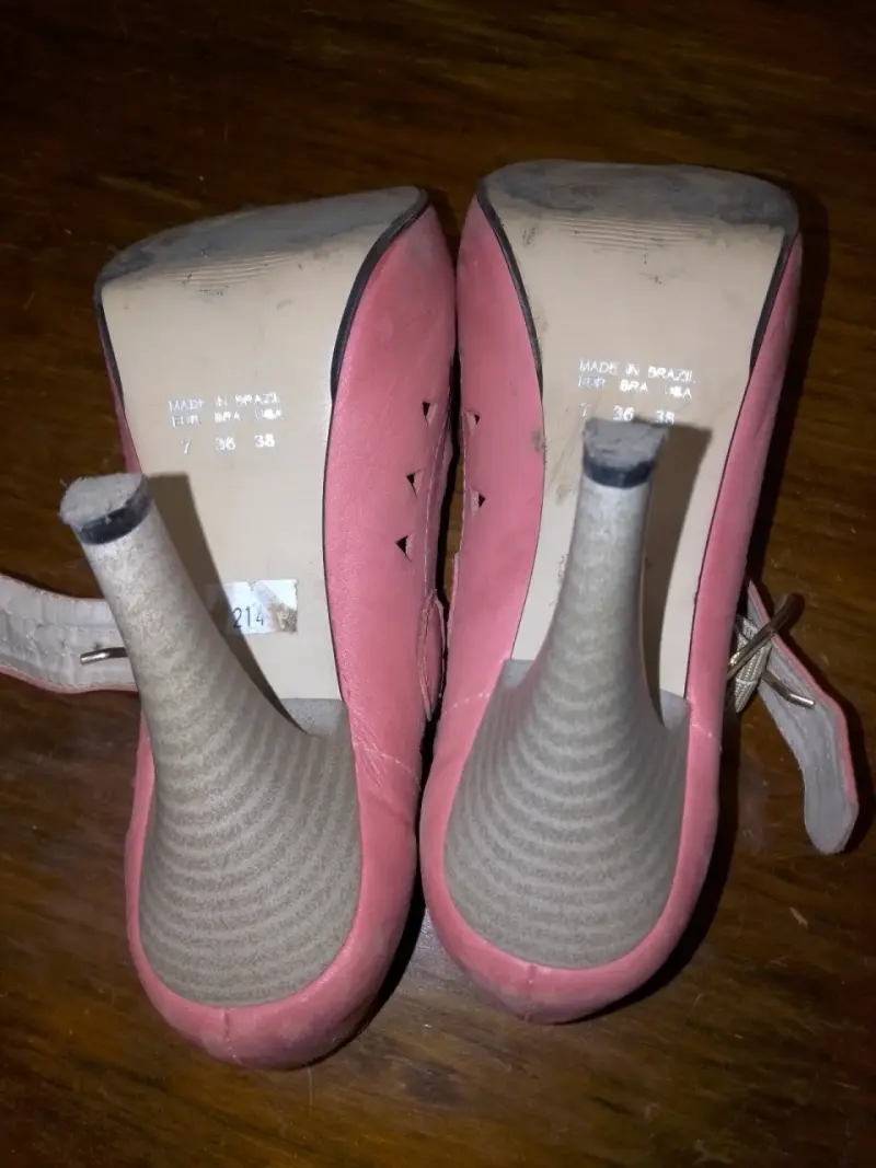 Zapatos de tacón rosados con diseño calado - 3