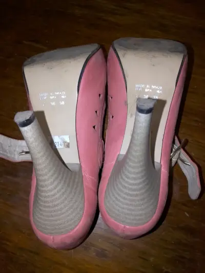 Zapatos de tacón rosados con diseño calado - miniatura 3