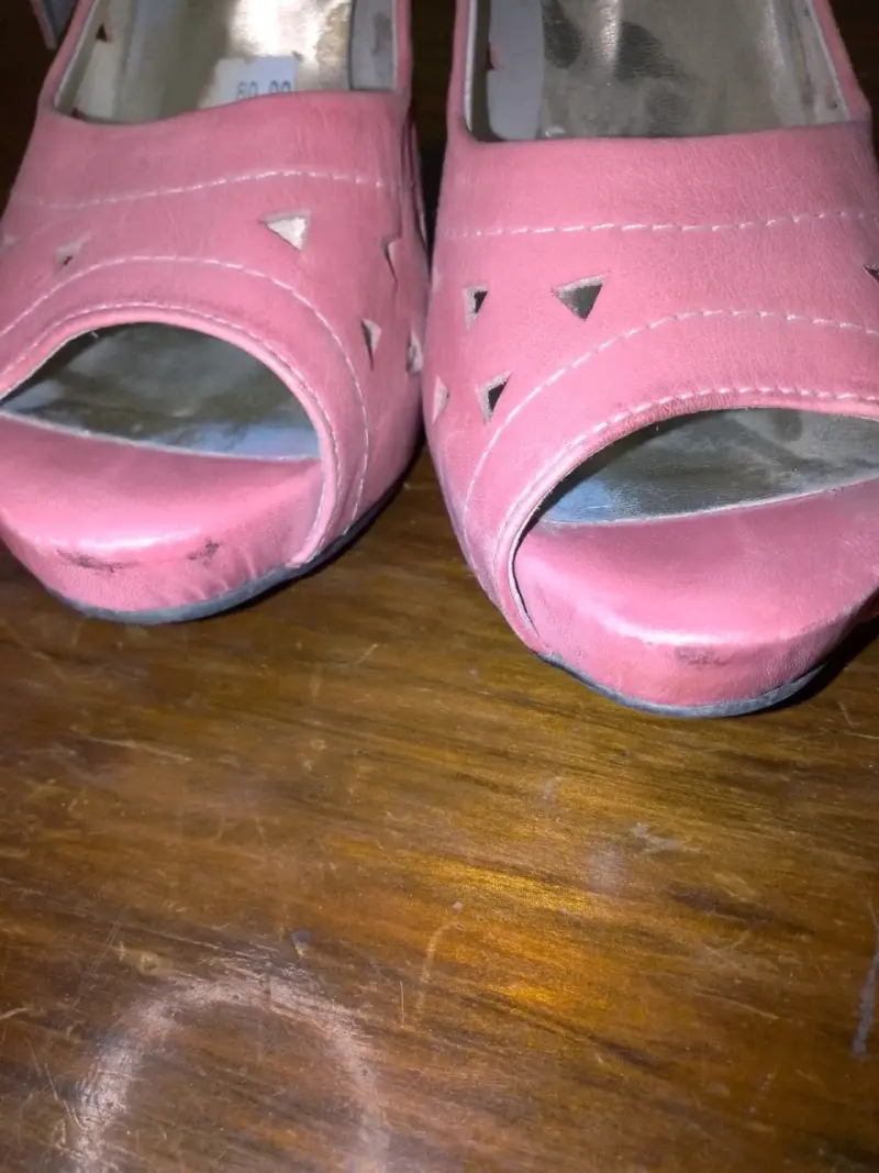 Zapatos de tacón rosados con diseño calado - 4
