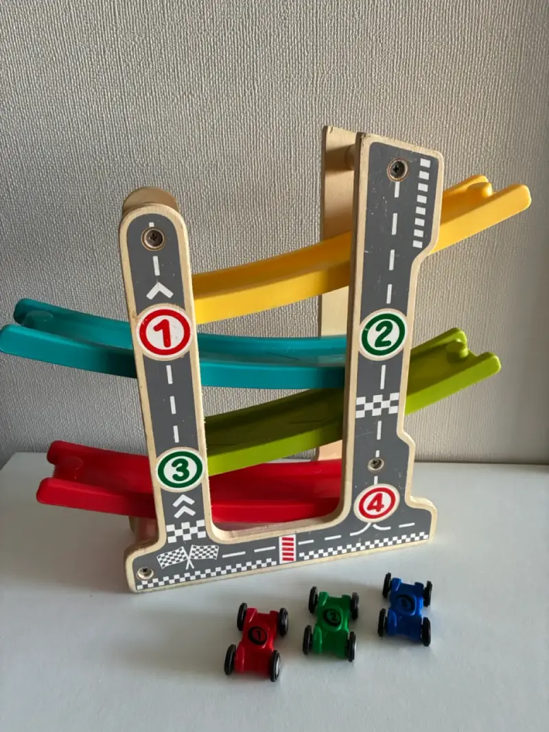 Pista de autos de madera para niños con autos