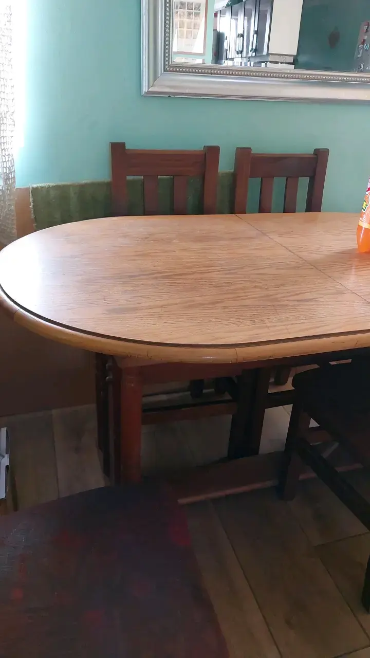 Mesa de comedor ovalada de madera con sillas - 1