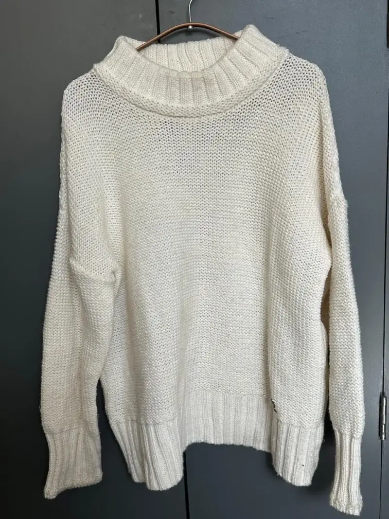 Suéter de lana blanco con cuello alto - 1