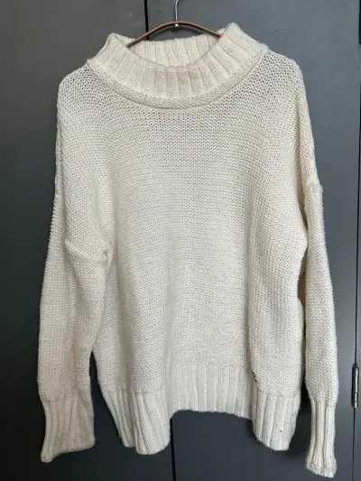 Suéter de lana blanco con cuello alto - miniatura 1