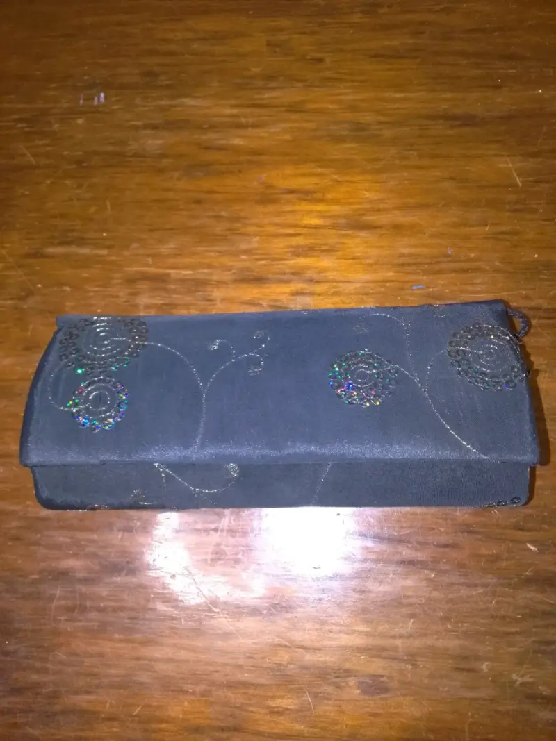 Cartera de mano negra con detalles bordados - 1
