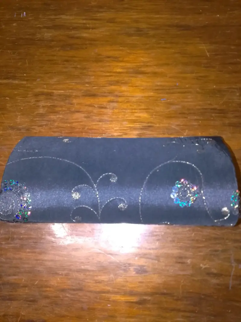 Cartera de mano negra con detalles bordados - 2