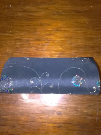 Cartera de mano negra con detalles bordados - miniatura 2
