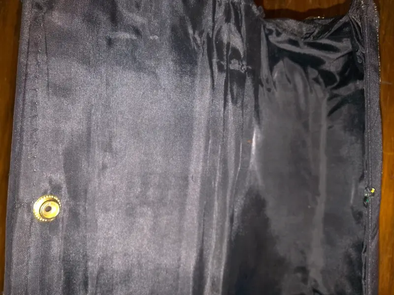 Cartera de mano negra con detalles bordados - 3