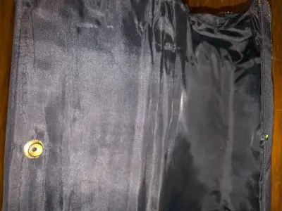 Cartera de mano negra con detalles bordados - miniatura 3