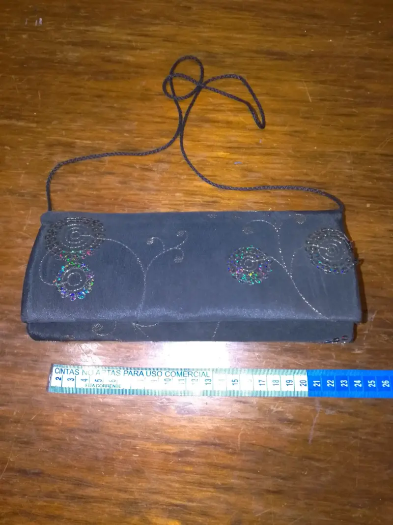 Cartera de mano negra con detalles bordados - 4