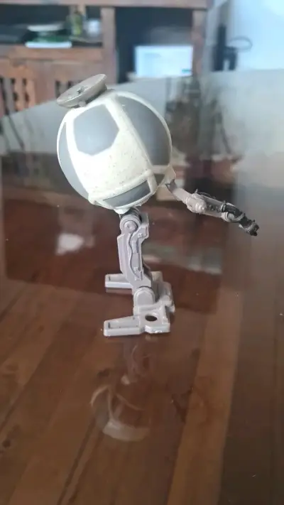 Figura de colección de robot con brazo articulado - miniatura 1
