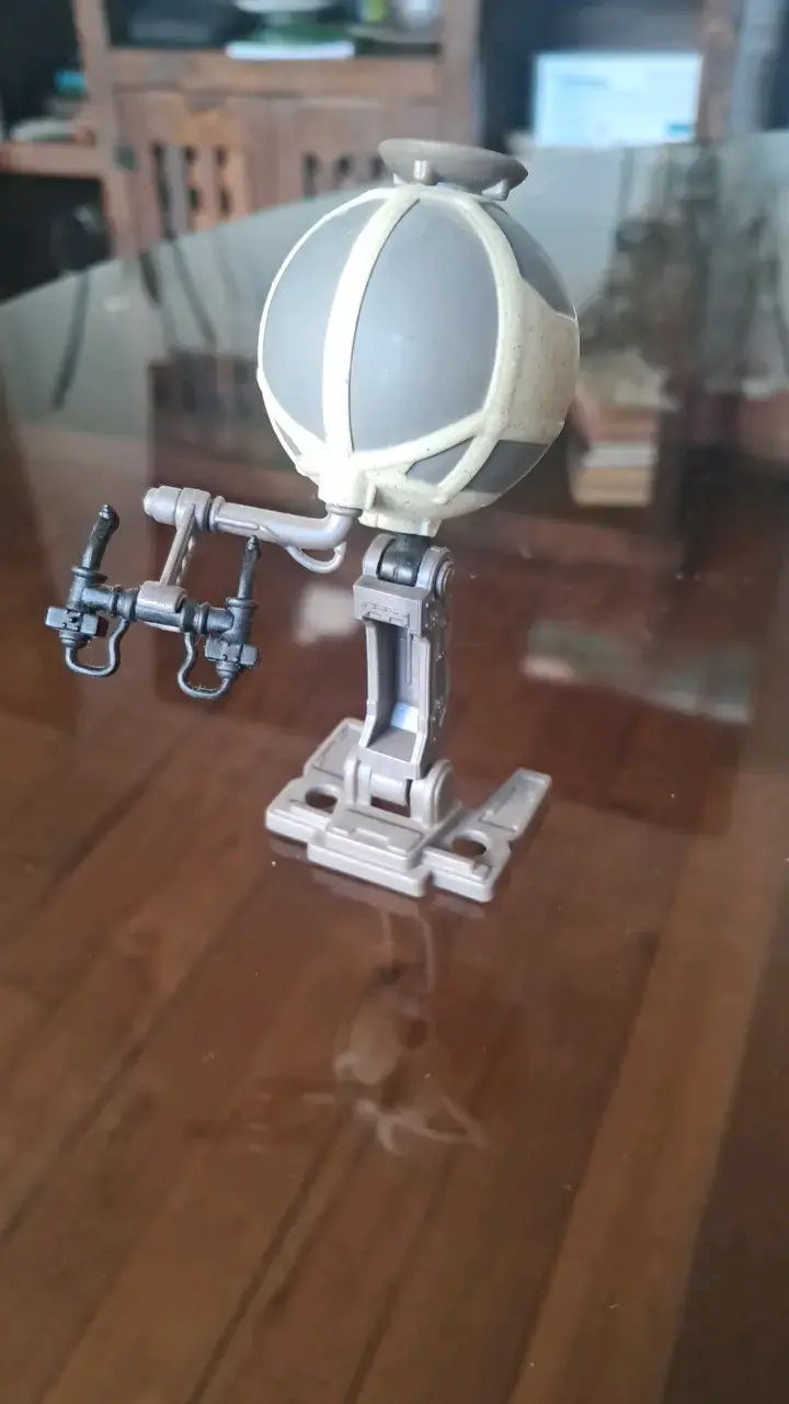Figura de colección de robot con brazo articulado - 2
