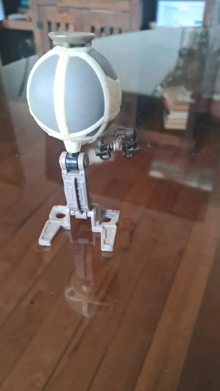 Figura de colección de robot con brazo articulado - 3