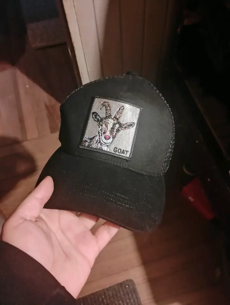 Vendo Gorra negra con diseño de cabra - 1