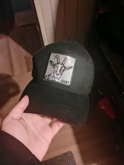 Vendo Gorra negra con diseño de cabra - miniatura 1