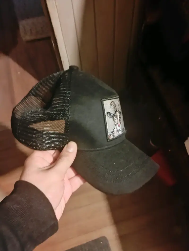 Vendo Gorra negra con diseño de cabra - 2