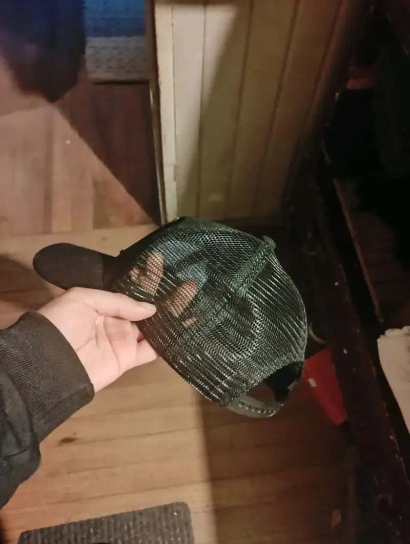 Vendo Gorra negra con diseño de cabra - 3