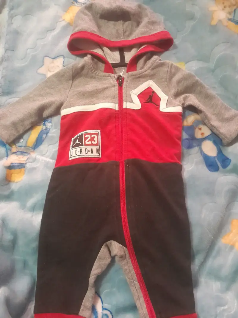 Enterito de bebé Jordan 23 rojo y gris