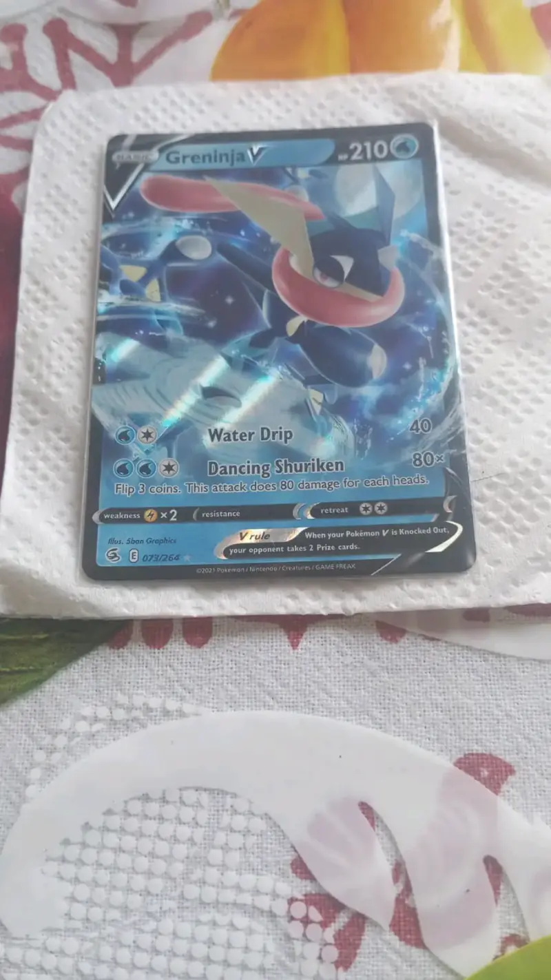 Tarjeta Pokémon Greninja V holográfica