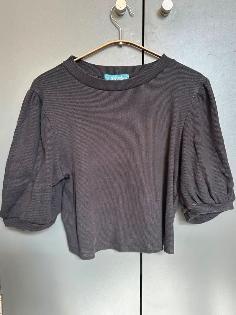 Polera negra de manga abullonada para mujer