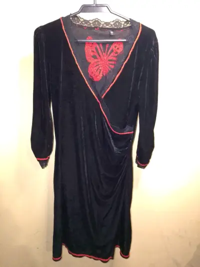 Vestido de plush negro con mariposa bordada - miniatura 1