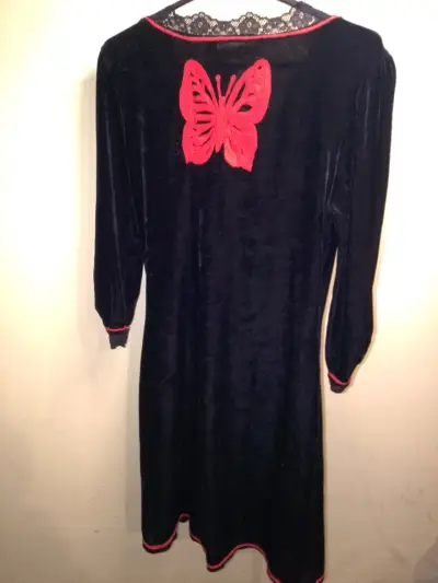 Vestido de plush negro con mariposa bordada - miniatura 2