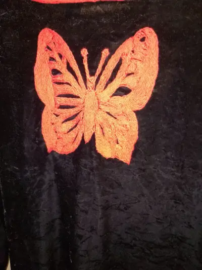 Vestido de plush negro con mariposa bordada - miniatura 3